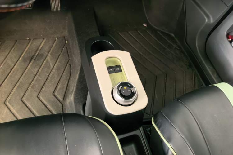 Used Geely Galaxy Panda 2023 Panda Mini 200km Endurance Bear Gear Lever