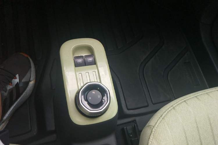 Used Geely Galaxy Panda 2023 Panda Mini 200km Endurance Bear Gear Lever