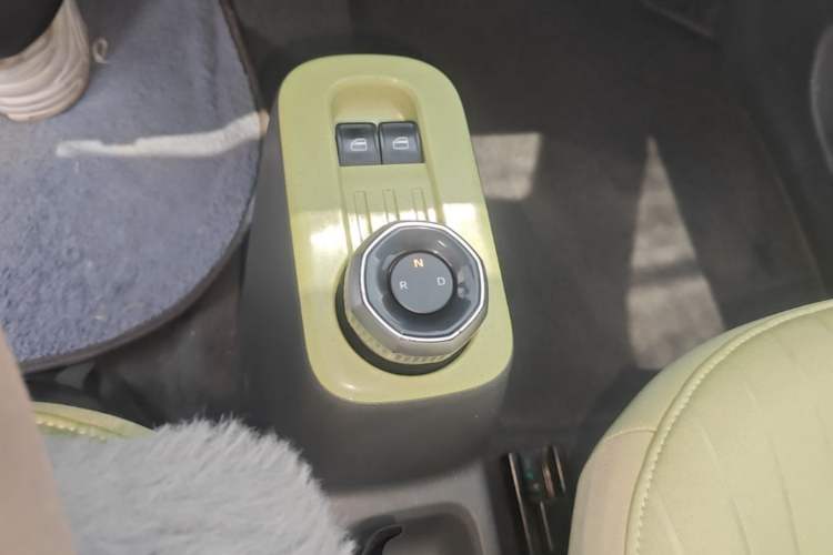 Used Geely Galaxy Panda 2023 Panda Mini 200km Endurance Bear Gear Lever