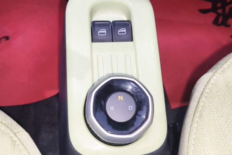 Used Geely Galaxy Panda 2023 Panda Mini 200km Endurance Bear Gear Lever