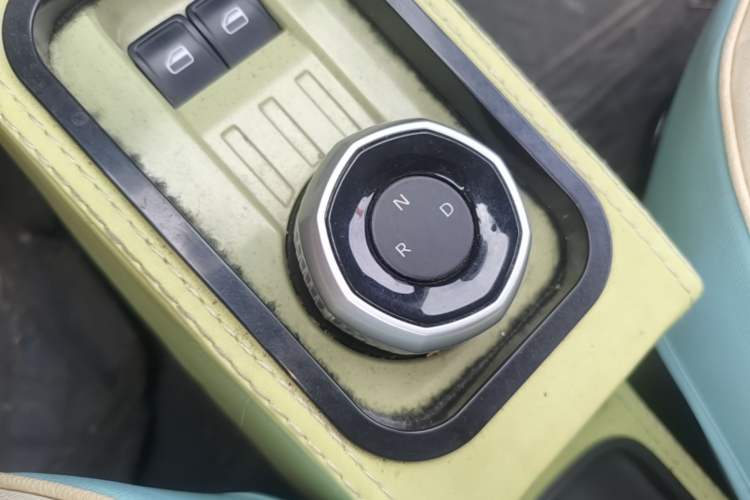 Used Geely Galaxy Panda 2023 Panda Mini 200km Endurance Bear Gear Lever