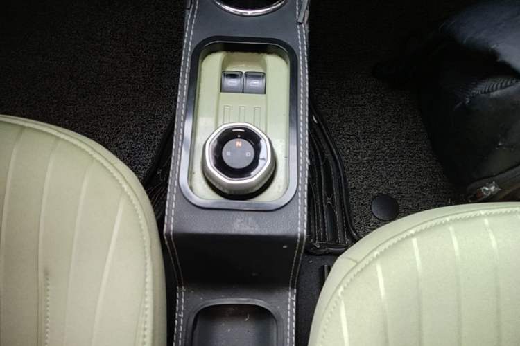 Used Geely Galaxy Panda 2023 Panda Mini 200km Endurance Bear Gear Lever