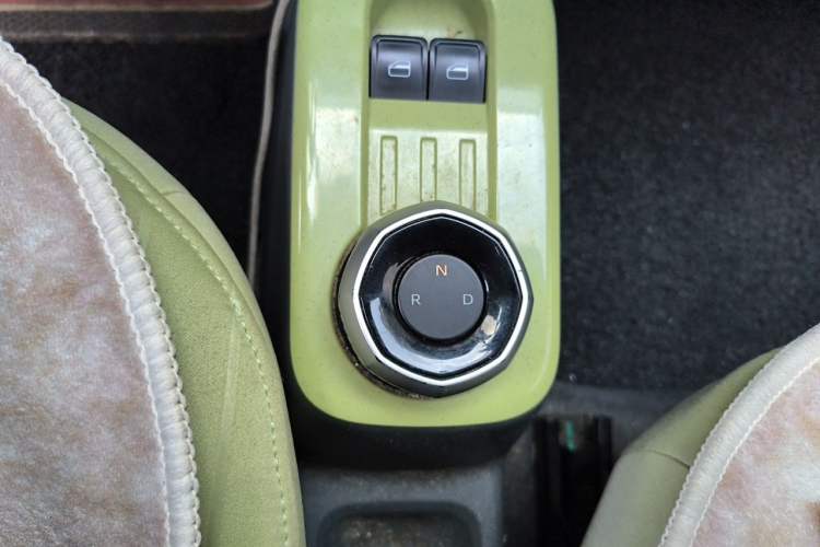 Used Geely Galaxy Panda 2023 Panda Mini 200km Endurance Bear Gear Lever
