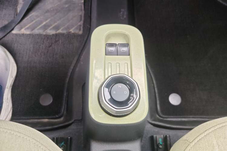 Used Geely Galaxy Panda 2023 Panda Mini 200km Endurance Bear Gear Lever
