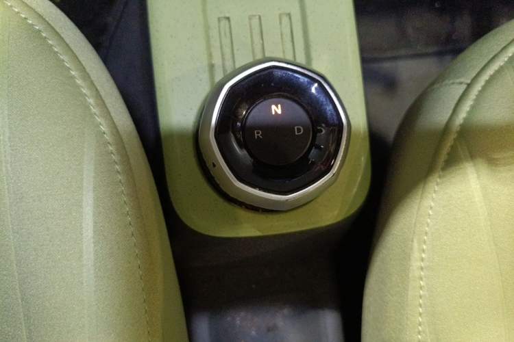 Used Geely Galaxy Panda 2023 Panda Mini 200km Endurance Bear Gear Lever