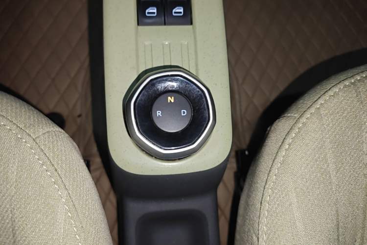 Used Geely Galaxy Panda 2023 Panda Mini 200km Endurance Bear Gear Lever
