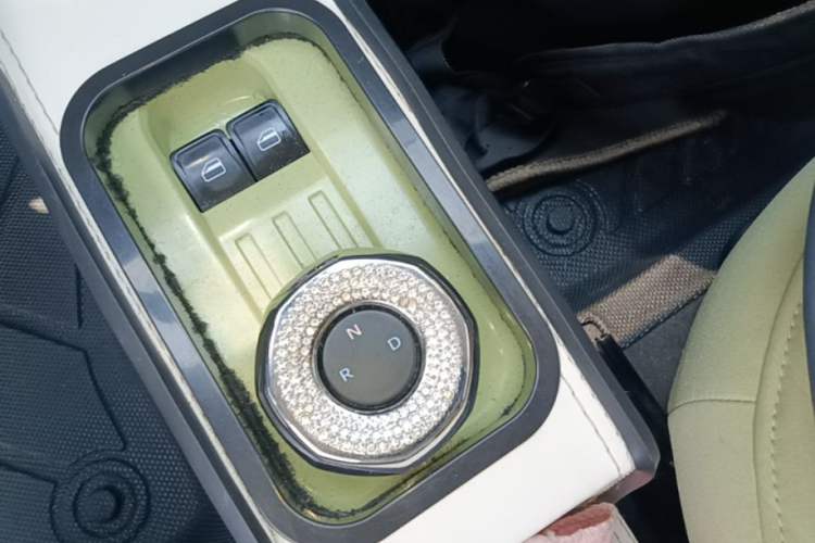 Used Geely Galaxy Panda 2023 Panda Mini 200km Endurance Bear Gear Lever