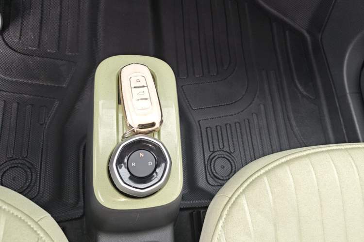 Used Geely Galaxy Panda 2023 Panda Mini 200km Endurance Bear Gear Lever