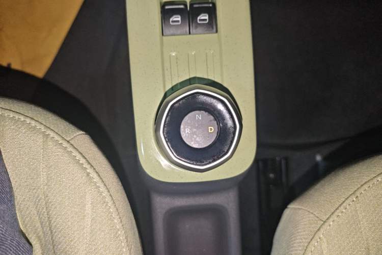 Used Geely Galaxy Panda 2023 Panda Mini 200km Endurance Bear Gear Lever