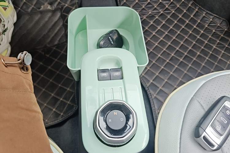 Used Geely Galaxy Panda 2023 Panda Mini 200km Endurance Bear Gear Lever