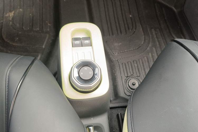 Used Geely Galaxy Panda 2023 Panda Mini 200km Endurance Bear Gear Lever