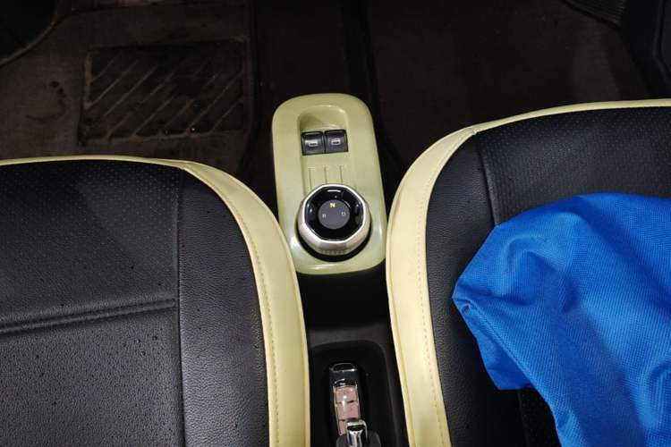 Used Geely Galaxy Panda 2023 Panda Mini 200km Endurance Bear Gear Lever