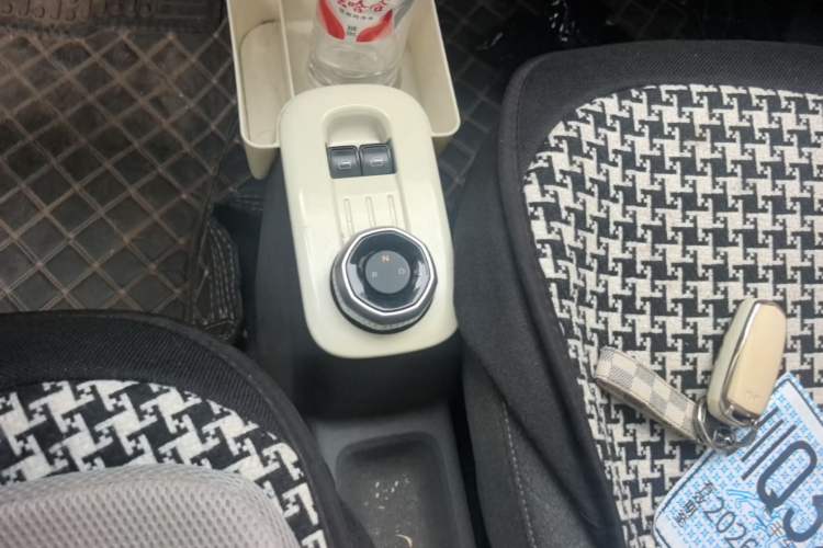 Used Geely Galaxy Panda 2023 Panda Mini 200km Endurance Bear Gear Lever
