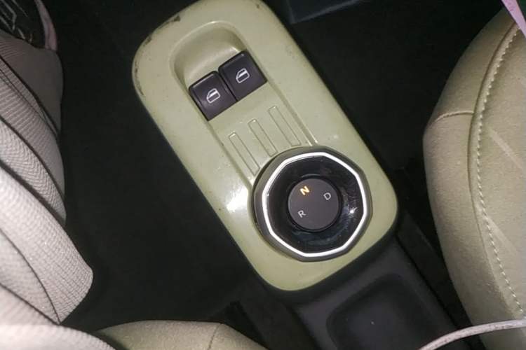 Used Geely Galaxy Panda 2023 Panda Mini 200km Endurance Bear Gear Lever