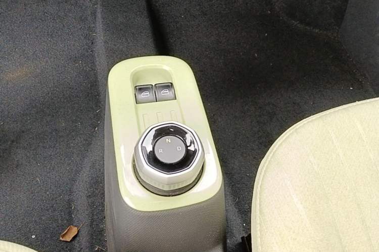Used Geely Galaxy Panda 2023 Panda Mini 200km Endurance Bear Gear Lever