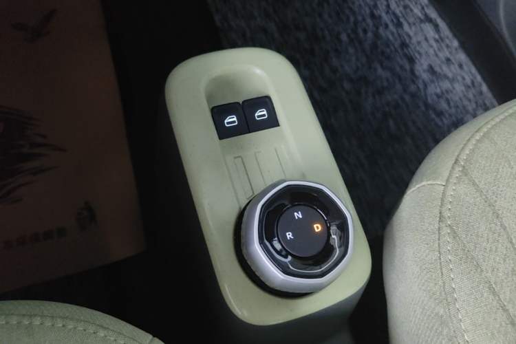 Used Geely Galaxy Panda 2023 Panda Mini 200km Endurance Bear Gear Lever