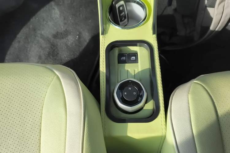 Used Geely Galaxy Panda 2023 Panda Mini 200km Endurance Bear Gear Lever