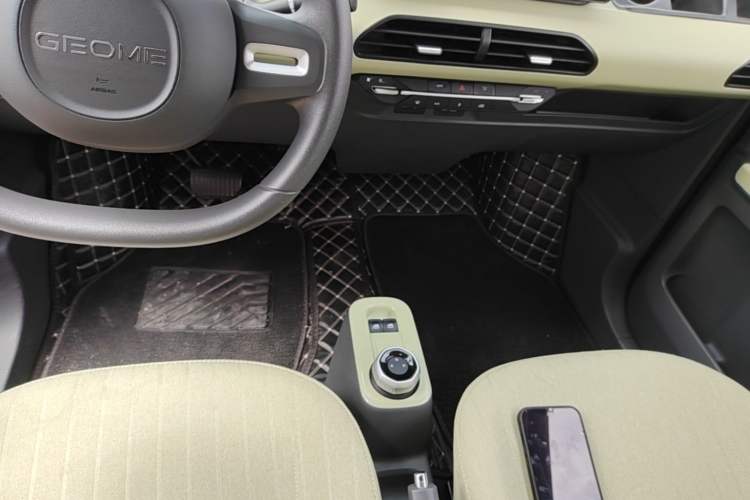 Used Geely Galaxy Panda 2023 Panda Mini 200km Endurance Bear Gear Lever