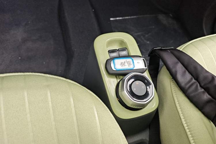 Used Geely Galaxy Panda 2023 Panda Mini 200km Endurance Bear Gear Lever