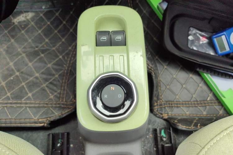Used Geely Galaxy Panda 2023 Panda Mini 200km Endurance Bear Gear Lever