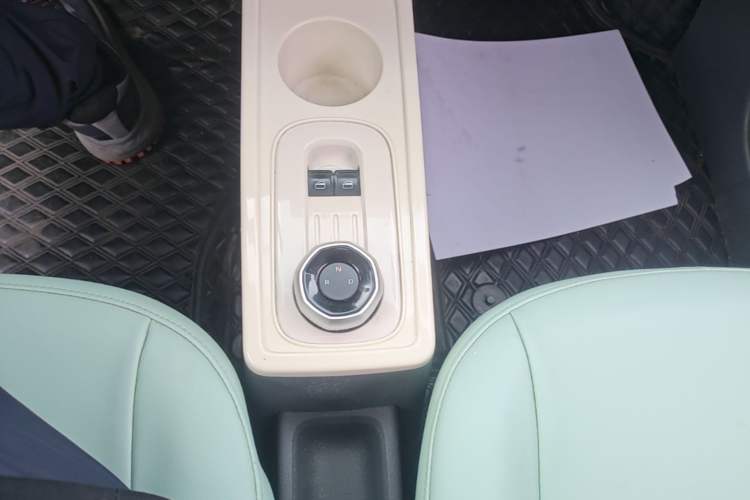 Used Geely Galaxy Panda 2023 Panda Mini 200km Endurance Bear Gear Lever