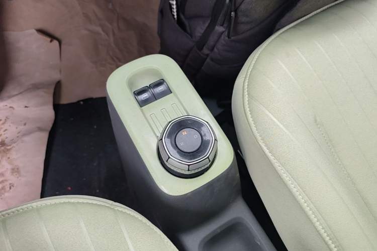 Used Geely Galaxy Panda 2023 Panda Mini 200km Endurance Bear Gear Lever