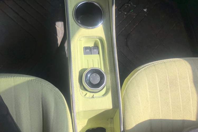 Used Geely Galaxy Panda 2023 Panda Mini 200km Endurance Bear Gear Lever