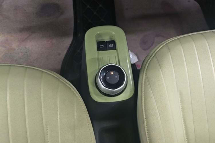 Used Geely Galaxy Panda 2023 Panda Mini 200km Endurance Bear Gear Lever
