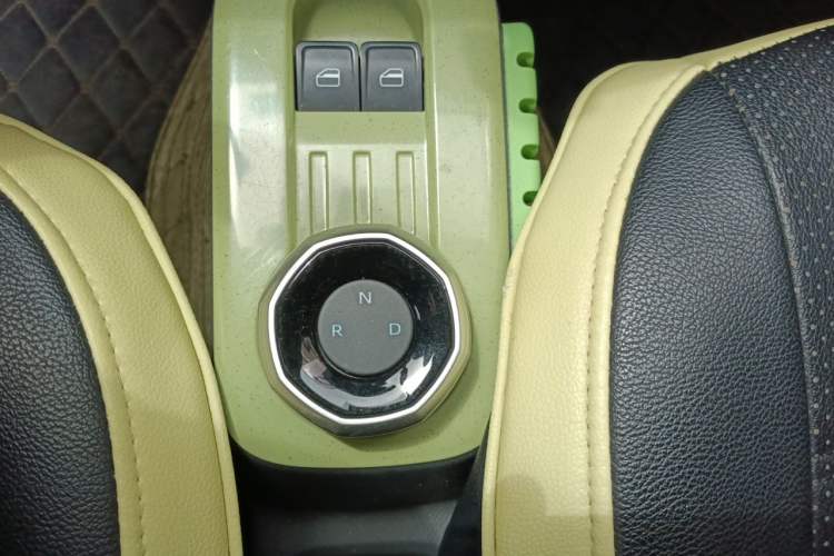 Used Geely Galaxy Panda 2023 Panda Mini 200km Endurance Bear Gear Lever