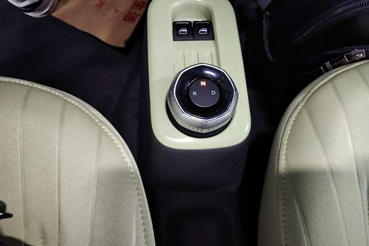 Used Geely Galaxy Panda 2023 Panda Mini 200km Endurance Bear Gear Lever