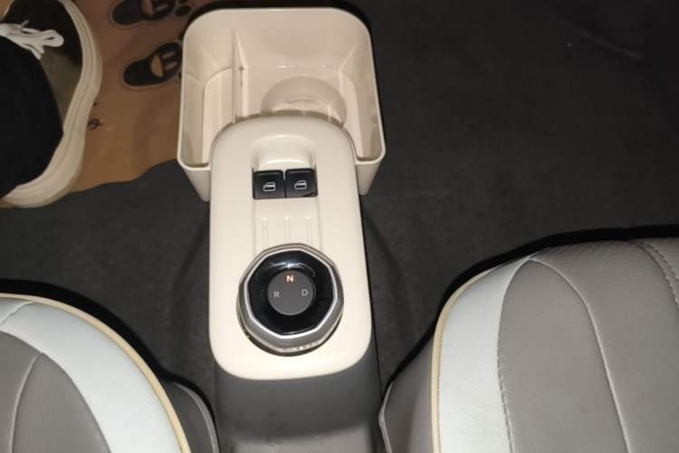 Used Geely Galaxy Panda 2023 Panda Mini 200km Endurance Bear Gear Lever