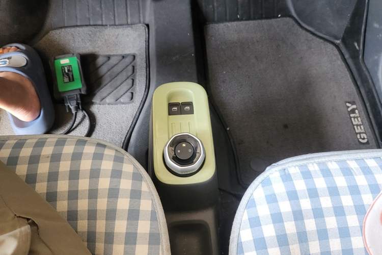 Used Geely Galaxy Panda 2023 Panda Mini 200km Endurance Bear Gear Lever