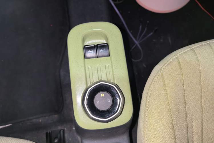 Used Geely Galaxy Panda 2023 Panda Mini 200km Endurance Bear Gear Lever