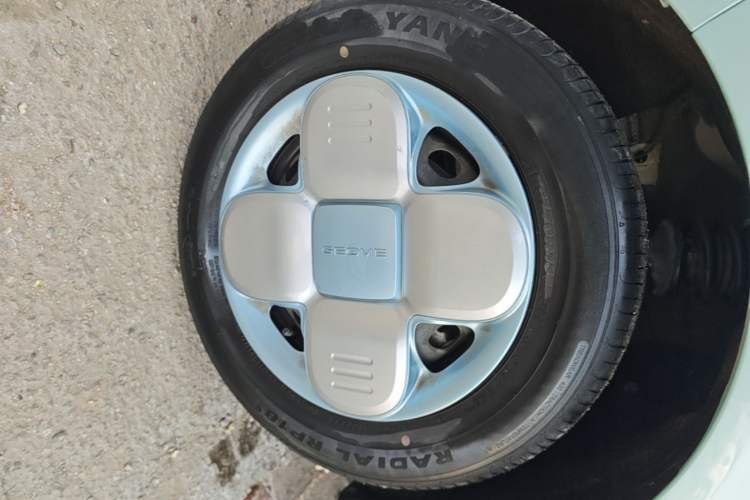 Used Geely Galaxy Panda 2023 Panda Mini 120km Super Cute Bear Left Front Wheel Hub