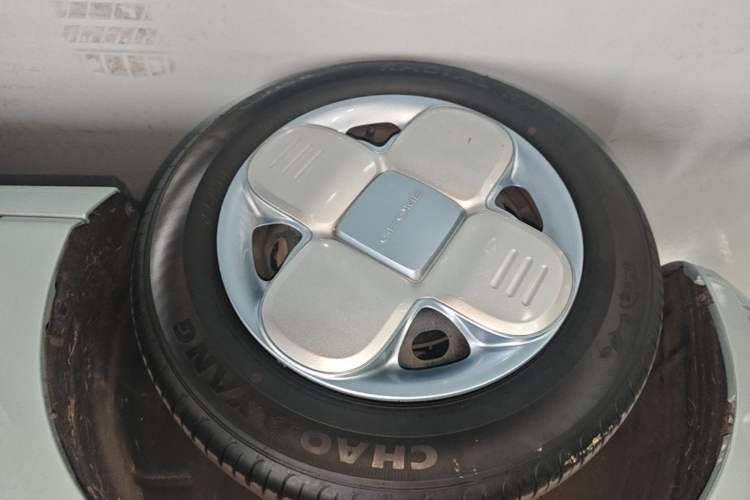 Used Geely Galaxy Panda 2023 Panda Mini 200km Endurance Bear Left Front Wheel Hub