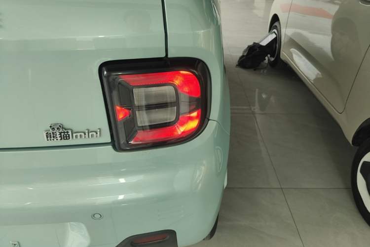 Used Geely Galaxy Panda 2023 Panda Mini 200km Endurance Bear Right Rear Taillight