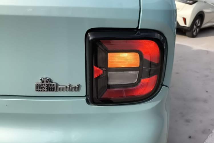 Used Geely Galaxy Panda 2023 Panda Mini 200km Endurance Bear Right Rear Taillight