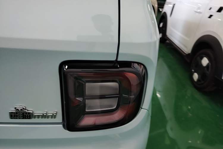 Used Geely Galaxy Panda 2023 Panda Mini 200km Endurance Bear Right Rear Taillight