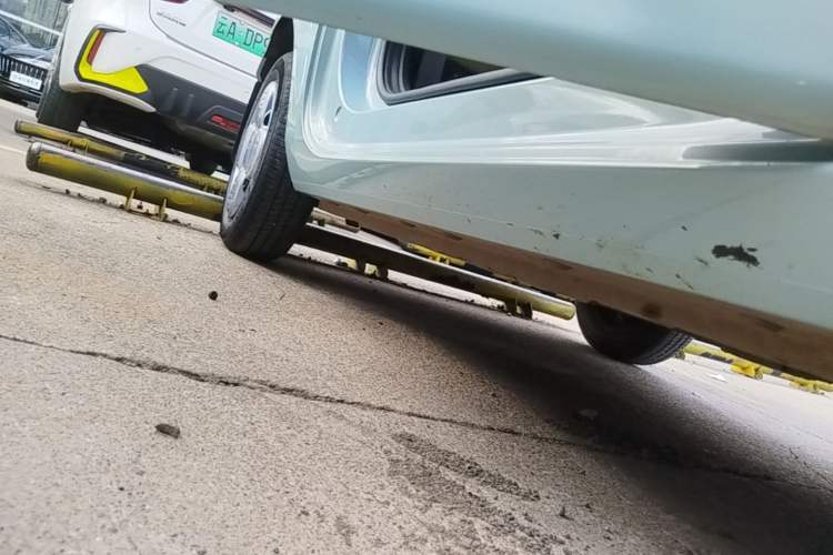 Used Geely Galaxy Panda 2023 Panda Mini 200km Endurance Bear Right Side Sill