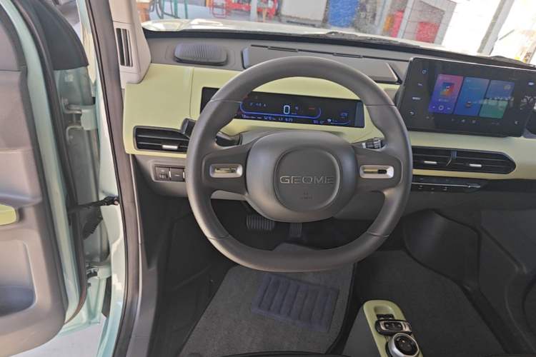 Used Geely Galaxy Panda 2023 Panda Mini 200km Endurance Bear Steering Wheel