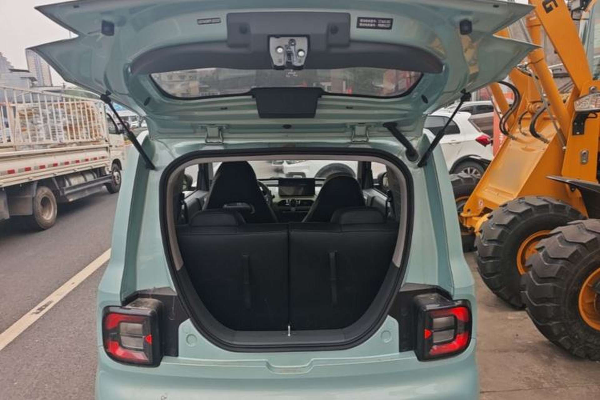 Used Geely Galaxy Panda 2023 Panda Mini 200km Little Yellow Duck Limited Edition — Happy as Can Be Trunk