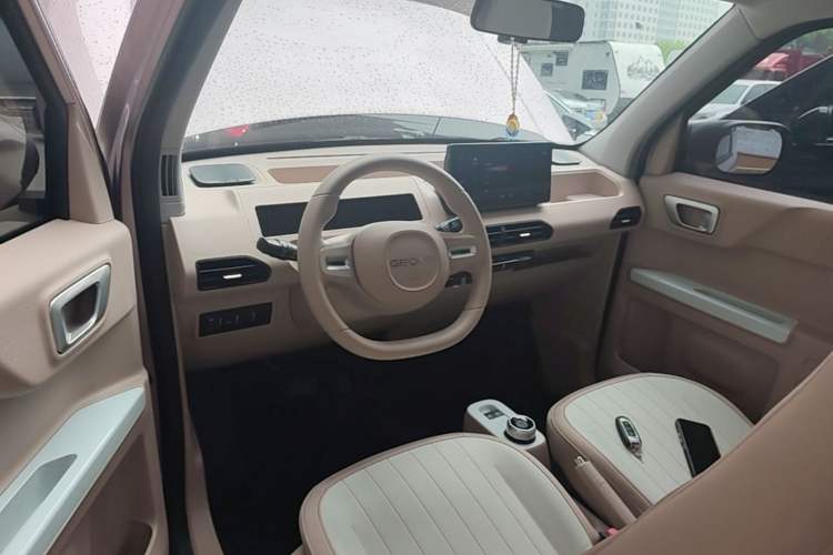 Used Geely Galaxy Panda 2023 Panda Mini 200km Endurance Bear Center Console