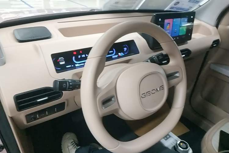 Used Geely Galaxy Panda 2023 Panda Mini 200km Endurance Bear Center Console