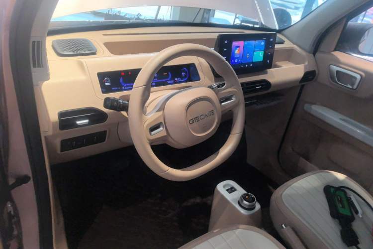Used Geely Galaxy Panda 2023 Panda Mini 200km Endurance Bear Center Console