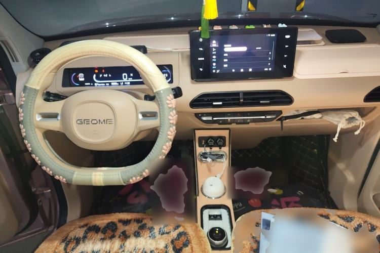 Used Geely Galaxy Panda 2023 Panda Mini 200km Endurance Bear Center Console
