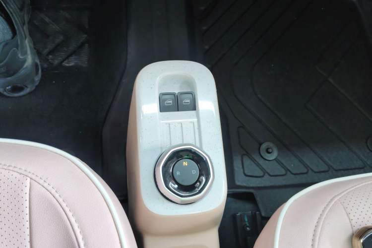 Used Geely Galaxy Panda 2023 Panda Mini 200km Endurance Bear Gear Lever