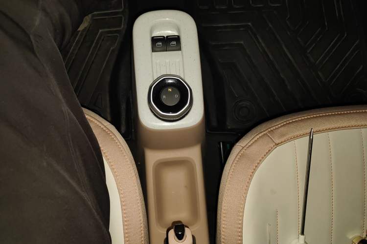 Used Geely Galaxy Panda 2023 Panda Mini 200km Endurance Bear Gear Lever