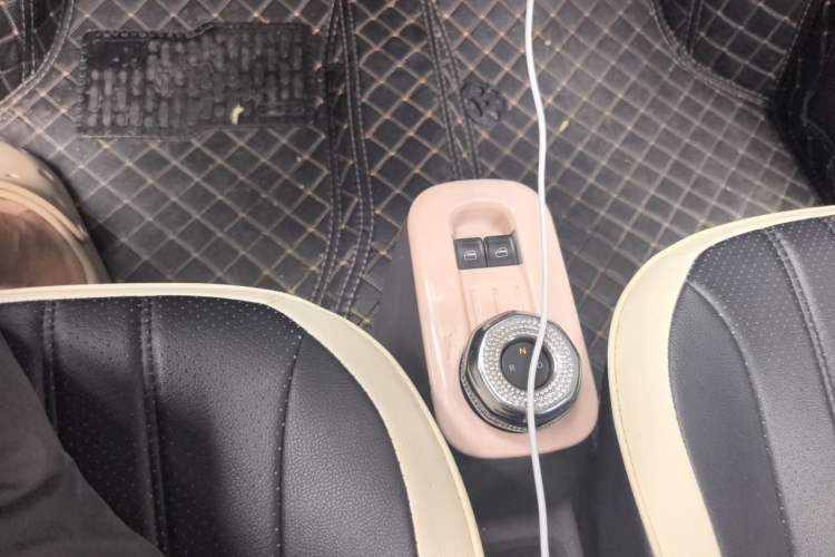 Used Geely Galaxy Panda 2023 Panda Mini 200km Endurance Bear Gear Lever