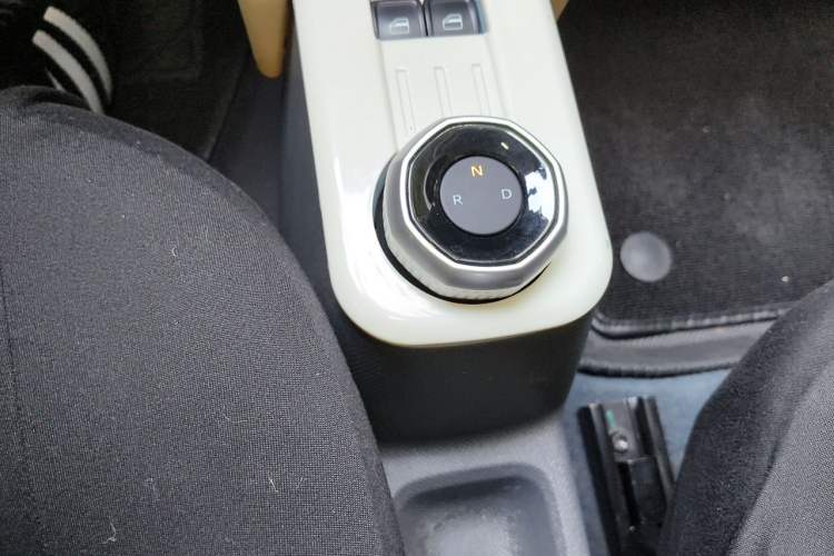 Used Geely Galaxy Panda 2023 Panda Mini 200km Endurance Bear Gear Lever