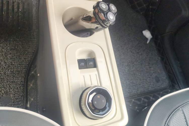 Used Geely Galaxy Panda 2023 Panda Mini 200km Endurance Bear Gear Lever